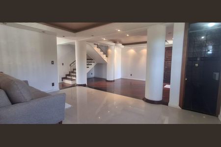 Casa de condomínio para alugar com 224m², 5 quartos e 5 vagas Casa de condomínio para alugar com 224m², 5 quartos e 5 vagasSala
