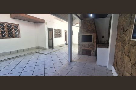 Casa de condomínio para alugar com 224m², 5 quartos e 5 vagas Casa de condomínio para alugar com 224m², 5 quartos e 5 vagasÁrea externa