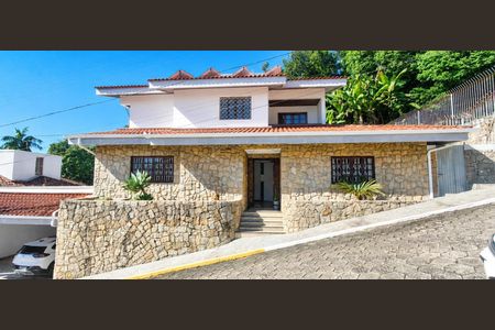 Casa de condomínio para alugar com 224m², 5 quartos e 5 vagas Casa de condomínio para alugar com 224m², 5 quartos e 5 vagasFachada
