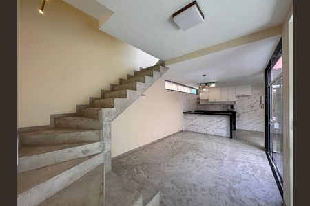 Sala de casa de condomínio para alugar com 2 quartos, 74m² em Recreio dos Bandeirantes, Rio de Janeiro