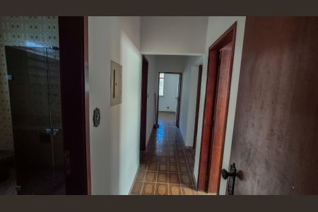 Casa à venda com 350m², 5 quartos e 6 vagas Casa à venda com 350m², 5 quartos e 6 vagasCorredor