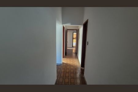 Casa à venda com 350m², 5 quartos e 6 vagas Casa à venda com 350m², 5 quartos e 6 vagasCorredor