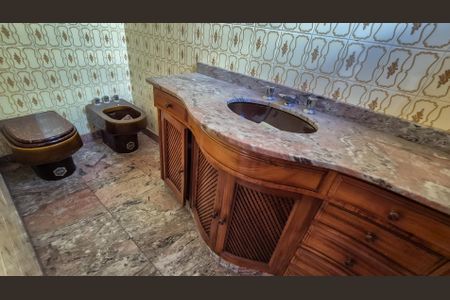 Casa à venda com 350m², 5 quartos e 6 vagas Casa à venda com 350m², 5 quartos e 6 vagasBanheiro da Suíte