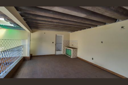 Casa à venda com 350m², 5 quartos e 6 vagas Casa à venda com 350m², 5 quartos e 6 vagasTerraço
