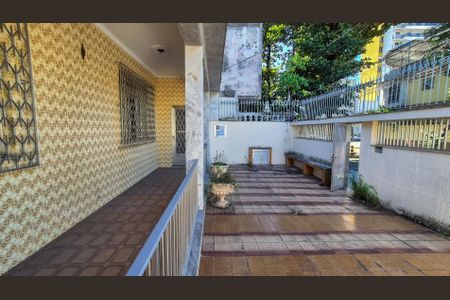 Casa à venda com 350m², 5 quartos e 6 vagas Casa à venda com 350m², 5 quartos e 6 vagasFrente Casa Varanda