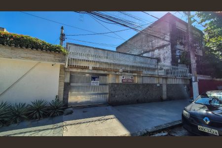 Casa à venda com 350m², 5 quartos e 6 vagas Casa à venda com 350m², 5 quartos e 6 vagasFachada