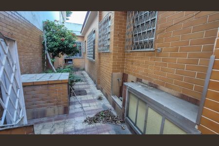 Casa à venda com 350m², 5 quartos e 6 vagas Casa à venda com 350m², 5 quartos e 6 vagasFundos da Casa - Lateral