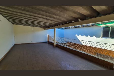 Casa à venda com 350m², 5 quartos e 6 vagas Casa à venda com 350m², 5 quartos e 6 vagasTerraço