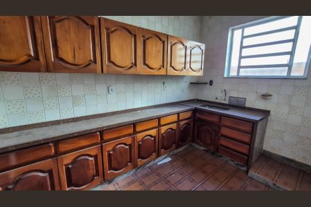 Casa à venda com 350m², 5 quartos e 6 vagas Casa à venda com 350m², 5 quartos e 6 vagasCozinha