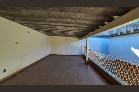 Casa à venda com 350m², 5 quartos e 6 vagas Casa à venda com 350m², 5 quartos e 6 vagasTerraço