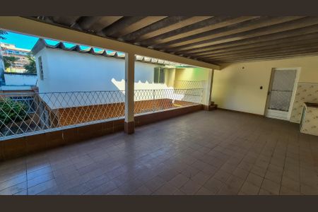 Casa à venda com 350m², 5 quartos e 6 vagas Casa à venda com 350m², 5 quartos e 6 vagasTerraço