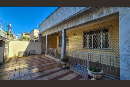 Casa à venda com 350m², 5 quartos e 6 vagas Casa à venda com 350m², 5 quartos e 6 vagasFrente Casa Varanda
