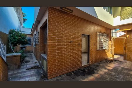 Casa à venda com 350m², 5 quartos e 6 vagas Casa à venda com 350m², 5 quartos e 6 vagasFundos da Casa - Lateral