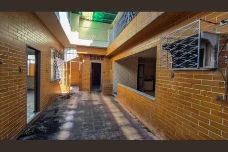 Casa à venda com 350m², 5 quartos e 6 vagas Casa à venda com 350m², 5 quartos e 6 vagasFundos da Casa