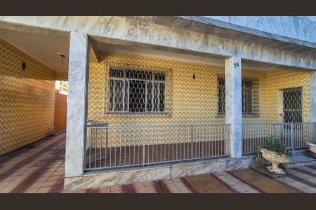 Casa à venda com 350m², 5 quartos e 6 vagas Casa à venda com 350m², 5 quartos e 6 vagasFrente Casa Varanda