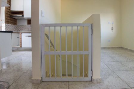 Porta de segurança da escada  de casa de condomínio para alugar com 2 quartos, 47m² em Parque das Americas, Praia Grande
