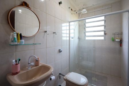 Banheiro social de casa à venda com 4 quartos, 74m² em Vila Campo Grande, São Paulo