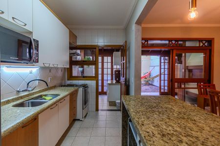Casa à venda com 174m², 4 quartos e 2 vagas Casa à venda com 174m², 4 quartos e 2 vagasCozinha