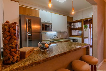 Casa à venda com 174m², 4 quartos e 2 vagas Casa à venda com 174m², 4 quartos e 2 vagasCozinha