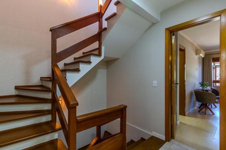 Casa à venda com 174m², 4 quartos e 2 vagas Casa à venda com 174m², 4 quartos e 2 vagasEscada