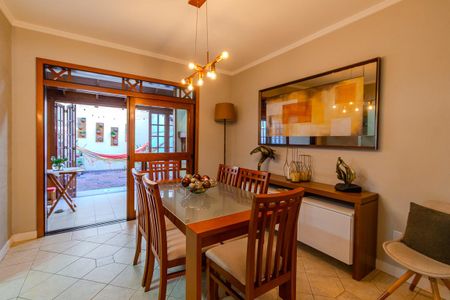 Casa à venda com 174m², 4 quartos e 2 vagas Casa à venda com 174m², 4 quartos e 2 vagasSala de Jantar