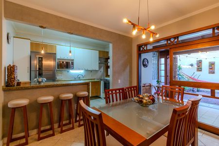 Casa à venda com 174m², 4 quartos e 2 vagas Casa à venda com 174m², 4 quartos e 2 vagasSala de Jantar