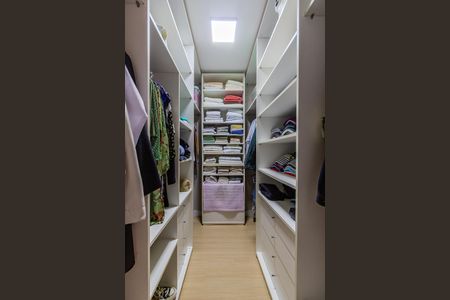 Casa à venda com 174m², 4 quartos e 2 vagas Casa à venda com 174m², 4 quartos e 2 vagasCloset da suíte