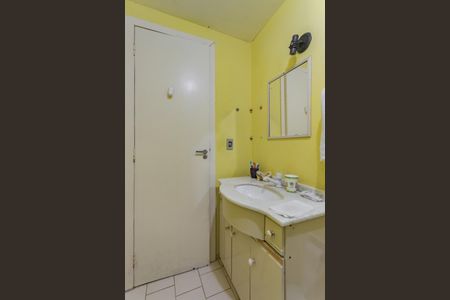 Banheiro de apartamento à venda com 2 quartos, 60m² em Agronomia, Porto Alegre