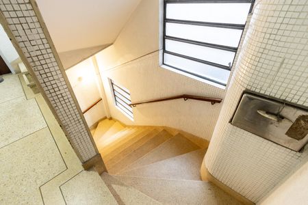 Apartamento para alugar com 90m², 2 quartos e sem vaga Apartamento para alugar com 90m², 2 quartos e sem vagaEscadas