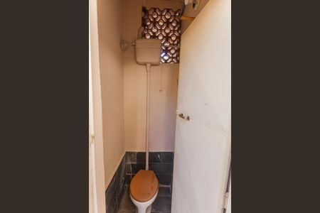 Banheiro de serviço de casa para alugar com 2 quartos, 200m² em Esplanada, Belo Horizonte
