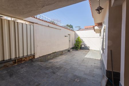Casa para alugar com 200m², 2 quartos e 2 vagas Casa para alugar com 200m², 2 quartos e 2 vagasGaragem/Entrada