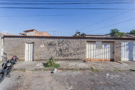 Fachada de casa para alugar com 2 quartos, 200m² em Esplanada, Belo Horizonte