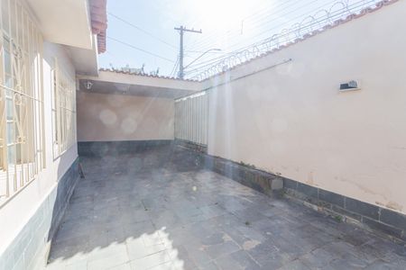 Garagem/Entrada de casa para alugar com 2 quartos, 200m² em Esplanada, Belo Horizonte
