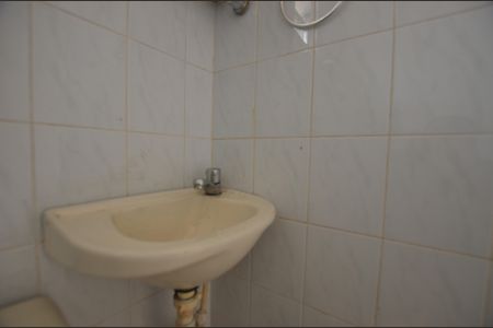 Banheiro social de kitnet/studio para alugar com 1 quarto, 30m² em Bento Ribeiro, Rio de Janeiro