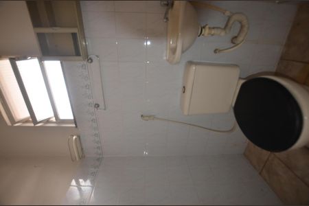 Banheiro de kitnet/studio para alugar com 1 quarto, 15m² em Bento Ribeiro, Rio de Janeiro