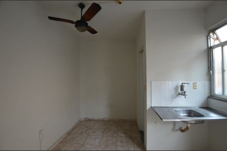 Sala/ Quarto de kitnet/studio para alugar com 1 quarto, 15m² em Bento Ribeiro, Rio de Janeiro