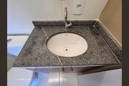 Banheiro Social de apartamento para alugar com 2 quartos, 53m² em Barra Olímpica, Rio de Janeiro