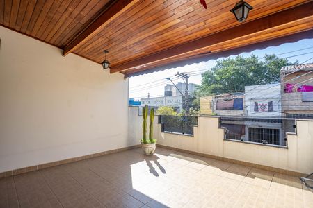 Casa à venda com 250m², 4 quartos e 2 vagas Casa à venda com 250m², 4 quartos e 2 vagasVaranda