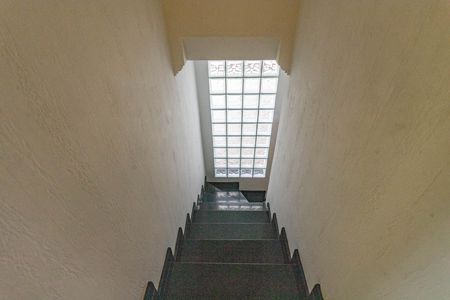 Casa à venda com 250m², 4 quartos e 2 vagas Casa à venda com 250m², 4 quartos e 2 vagasEscada