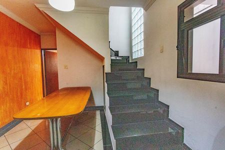 Casa à venda com 250m², 4 quartos e 2 vagas Casa à venda com 250m², 4 quartos e 2 vagasEscada