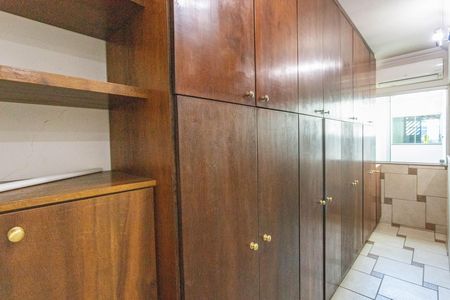 Casa à venda com 250m², 4 quartos e 2 vagas Casa à venda com 250m², 4 quartos e 2 vagasCloset / armarios
