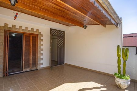 Casa à venda com 250m², 4 quartos e 2 vagas Casa à venda com 250m², 4 quartos e 2 vagasVaranda