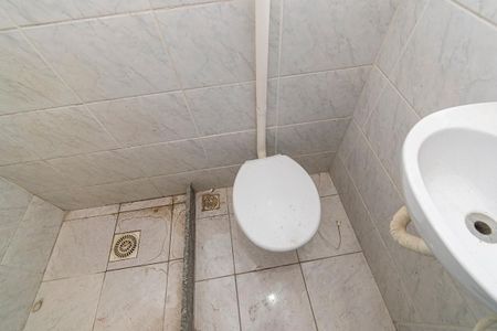 Banheiro Social de casa para alugar com 1 quarto, 35m² em Vila Kosmos, Rio de Janeiro