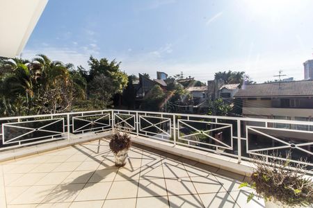 Casa de condomínio à venda com 600m², 4 quartos e 4 vagas Casa de condomínio à venda com 600m², 4 quartos e 4 vagasVaranda