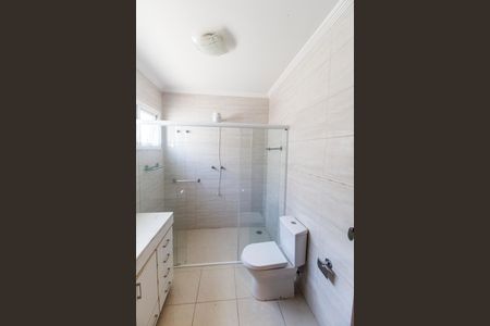 Casa de condomínio à venda com 600m², 4 quartos e 4 vagas Casa de condomínio à venda com 600m², 4 quartos e 4 vagasBanheiro da Suíte