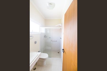 Casa de condomínio à venda com 600m², 4 quartos e 4 vagas Casa de condomínio à venda com 600m², 4 quartos e 4 vagasBanheiro da Suíte