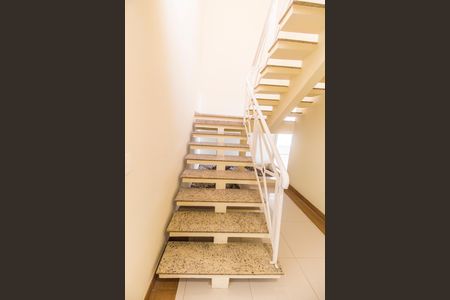 Casa de condomínio à venda com 600m², 4 quartos e 4 vagas Casa de condomínio à venda com 600m², 4 quartos e 4 vagasEscada