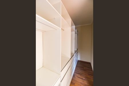 Casa de condomínio à venda com 600m², 4 quartos e 4 vagas Casa de condomínio à venda com 600m², 4 quartos e 4 vagasCloset da suíte