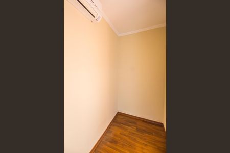 Casa de condomínio à venda com 600m², 4 quartos e 4 vagas Casa de condomínio à venda com 600m², 4 quartos e 4 vagasCloset da suíte