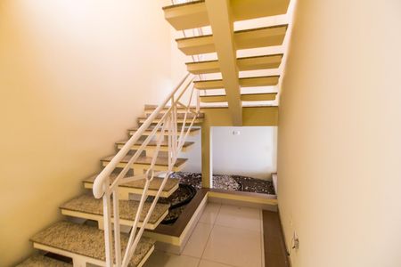 Casa de condomínio à venda com 600m², 4 quartos e 4 vagas Casa de condomínio à venda com 600m², 4 quartos e 4 vagasEscada